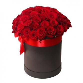 красные розы в темной коробке